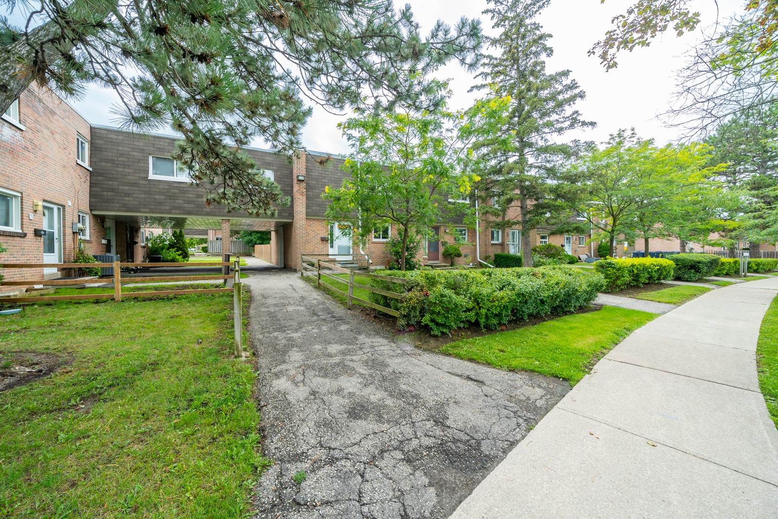 415 Silverstone Drive Townhouses Condos.ca