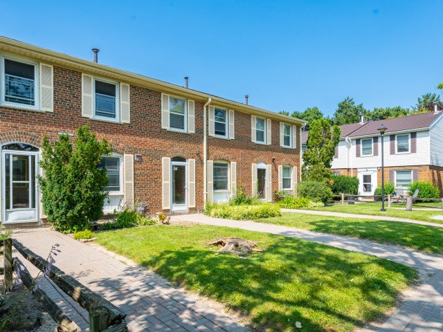 537 Steeles Avenue West Townhouses photo