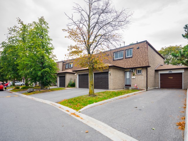 121 L'Amoreaux Drive Townhouses hero image