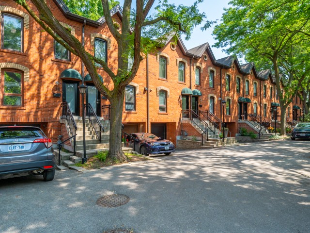 1000 Dundas St E Townhouses photo