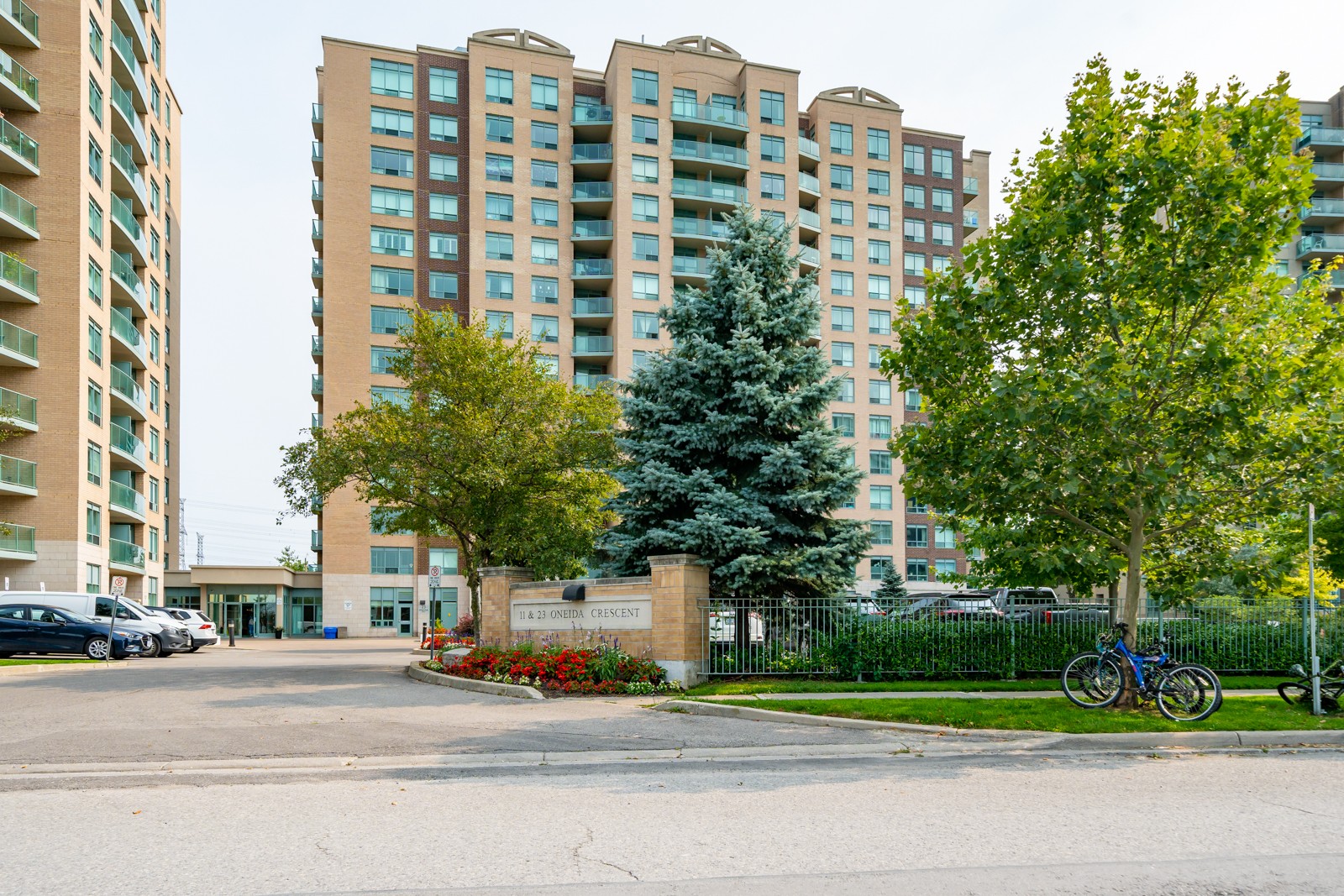 The Gates of Bayview Glen VI Condos 23 Oneida Crescent 2 Condos for