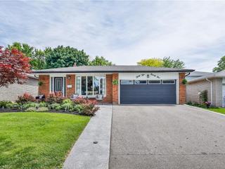 3295 Oakglade Crescent
