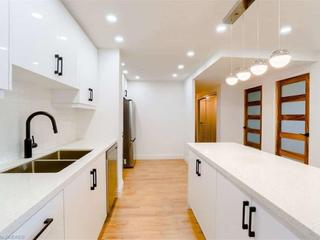 305 - 812 Burnhamthorpe Road