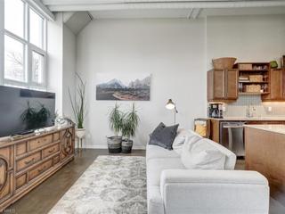 102 - 404 King Street W