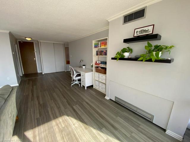 805 - 389 Dundas Street