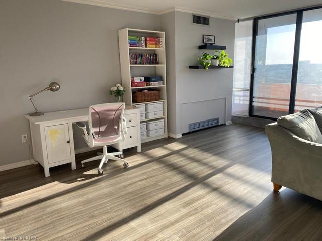 805 - 389 Dundas Street