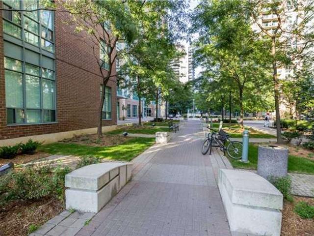 902 - 22 Olive Ave