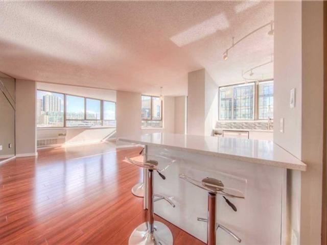 601 - 270 Queens Quay Blvd W