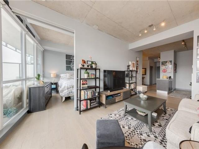 702 - 318 King St E