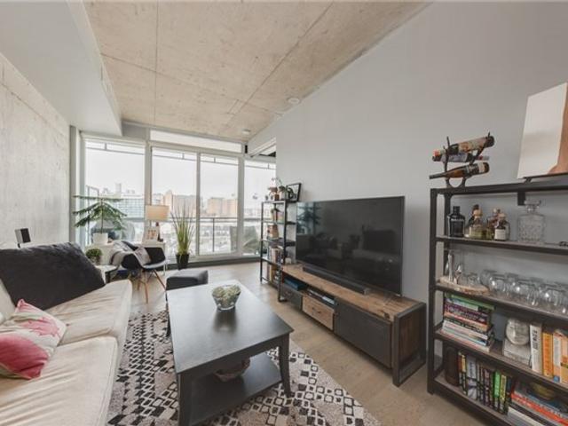 702 - 318 King St E
