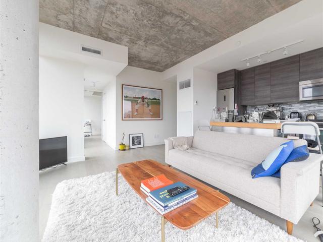 1211 - 111 Bathurst  St