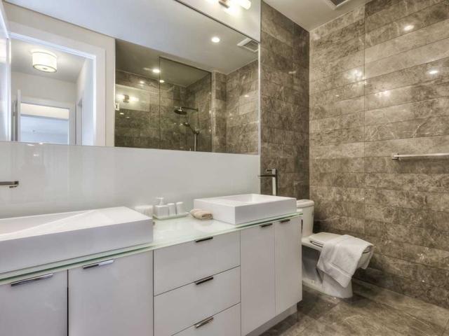 4601 - 300 Front St W