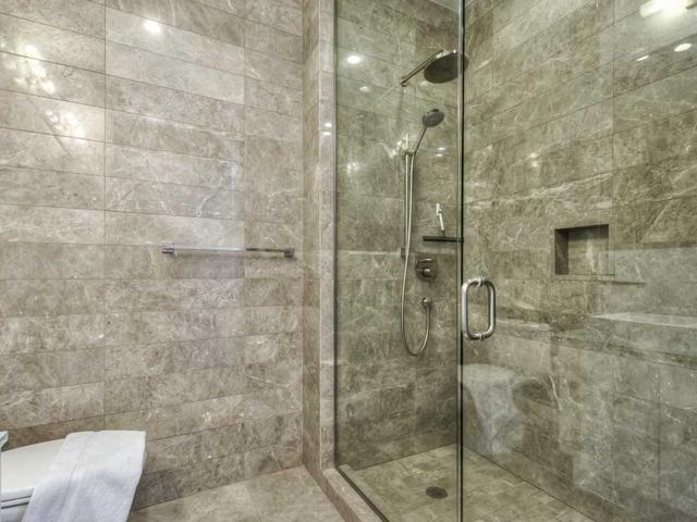 4601 - 300 Front St W