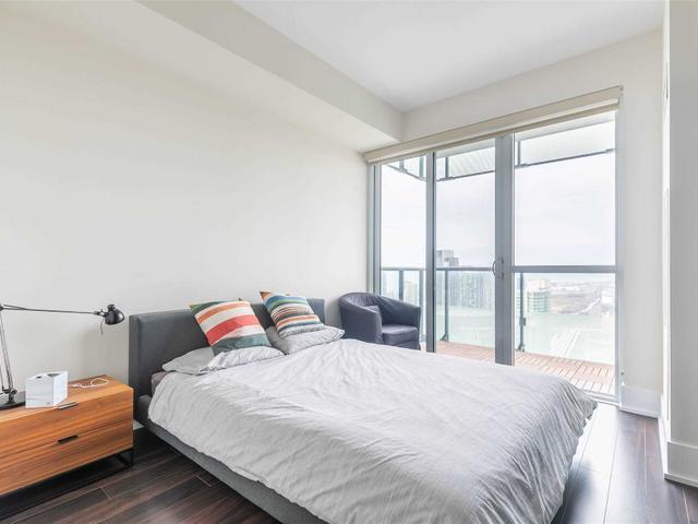 4001 - 300 Front St W