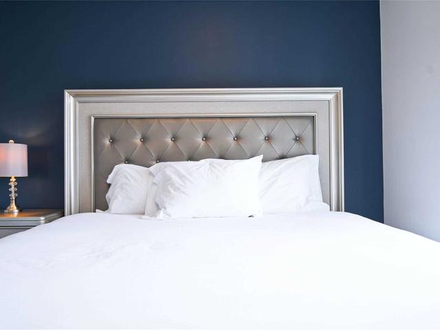 1704 - 300 Front St W