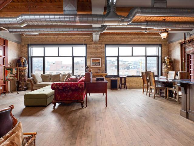 PH04 - 436 Wellington St W