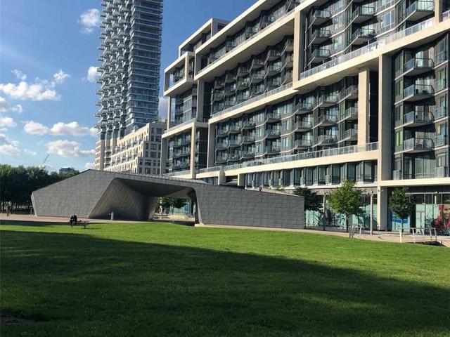 821 - 1 Edgewater Dr