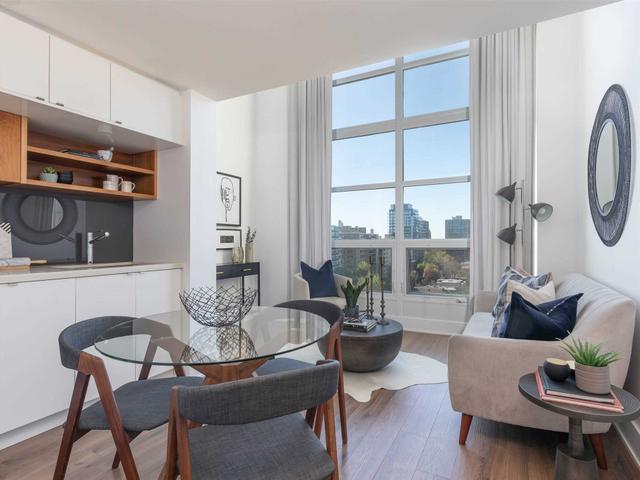 925 - 111 St Clair Ave W