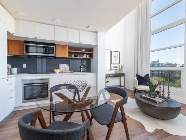 925 - 111 St Clair Ave W