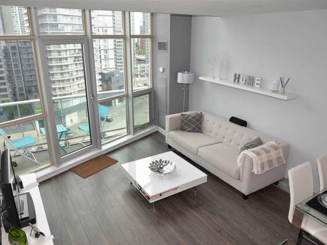 1120 - 36 Blue Jays Way