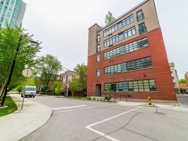 404 - 10 Wellesley Pl