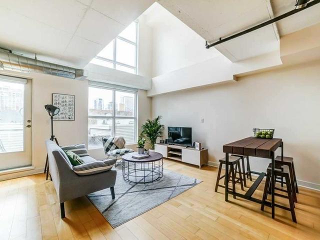 404 - 10 Wellesley Pl