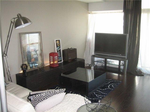 1004 - 478 King St W