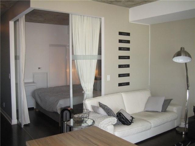 1004 - 478 King St W