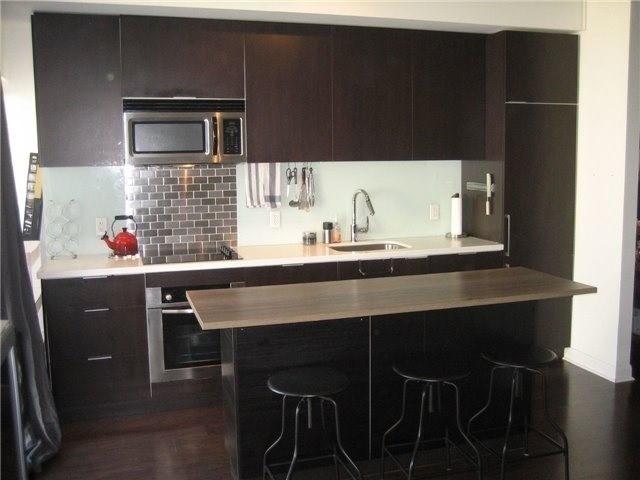 1004 - 478 King St W