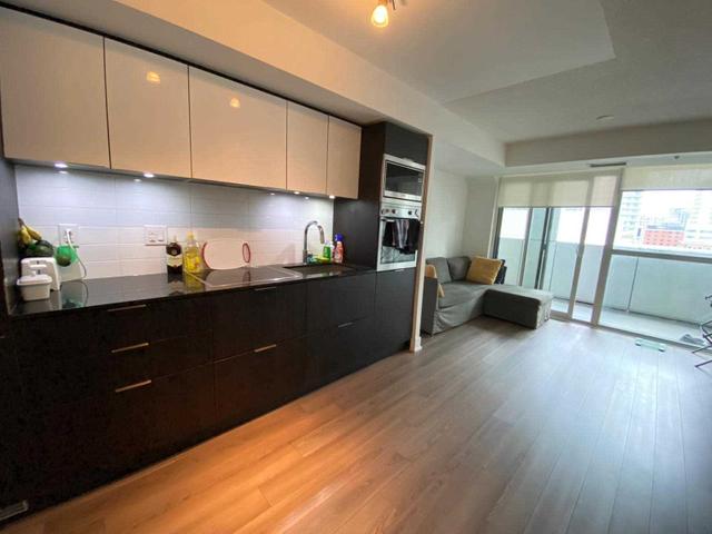 813 - 318 Richmond St W