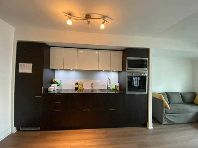 813 - 318 Richmond St W