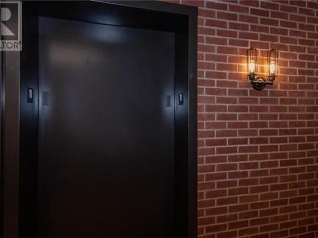 1005 - 608 Richmond St W