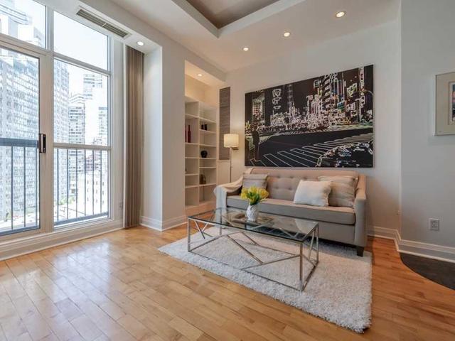 808 - 8 Wellesley St E