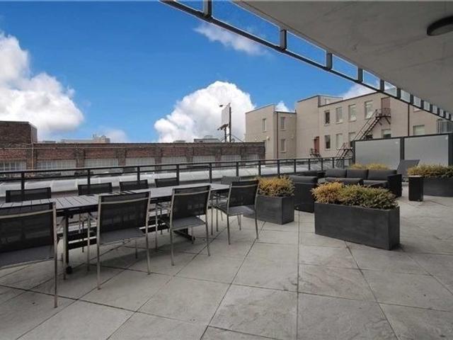 1001 - 318 King St E