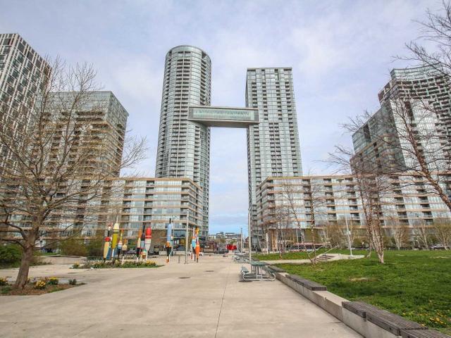 2005 - 15 Iceboat Terr