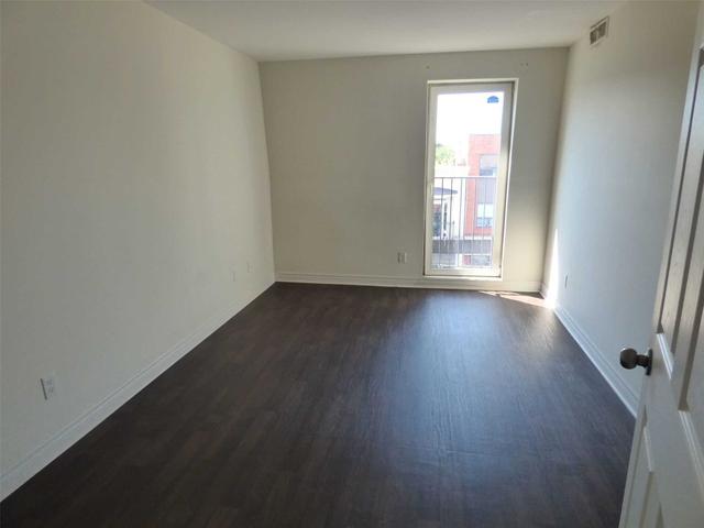 303 - 940 Bloor St W