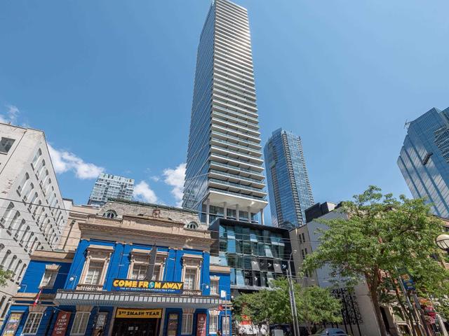 1702 - 224 King St W
