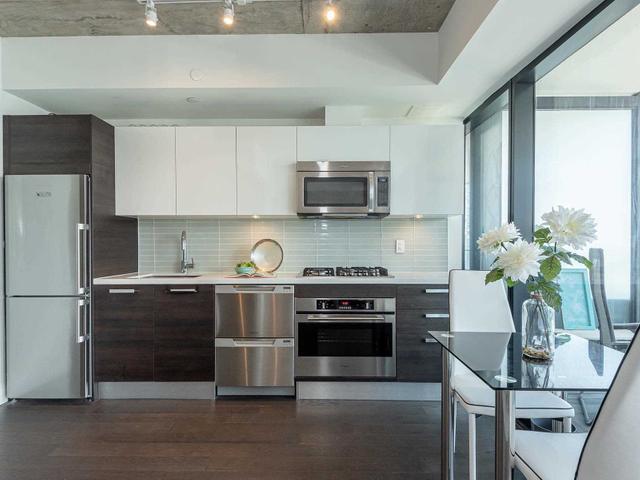 1702 - 224 King St W