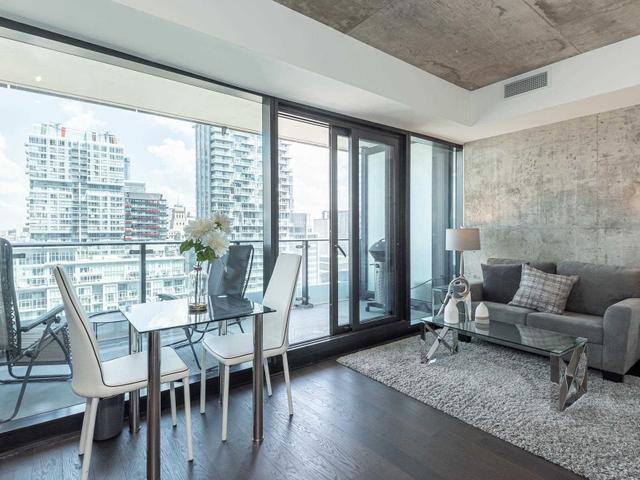 1702 - 224 King St W