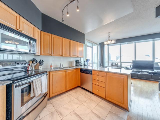 2323 - 230 Queens Quay W