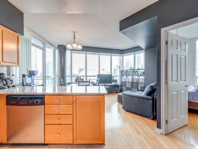 2323 - 230 Queens Quay W