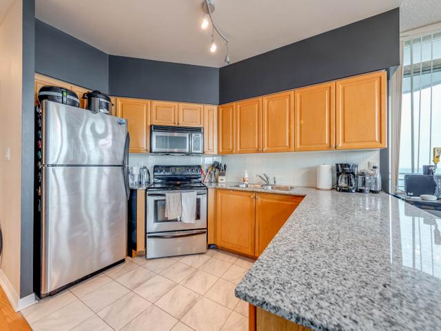 2323 - 230 Queens Quay W