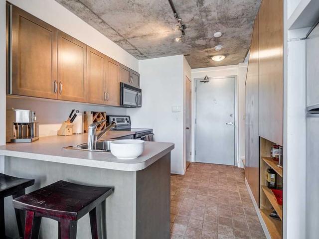 816 - 255 Richmond St E