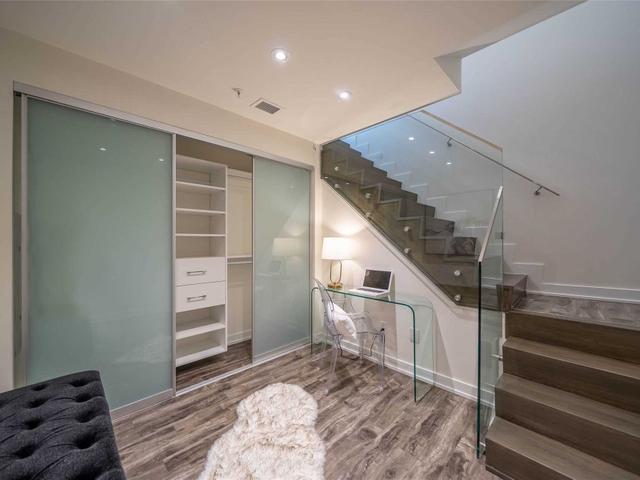 PH1403 - 629 King St W