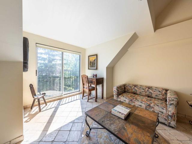 53 - 217 St George St