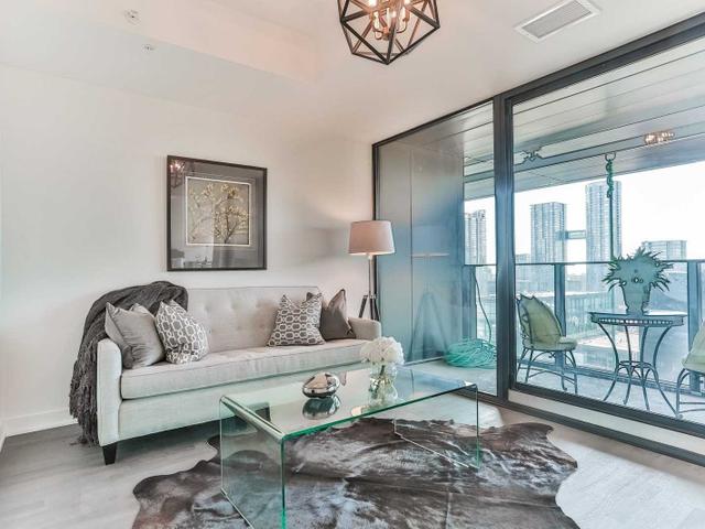 1327 - 629 King St W