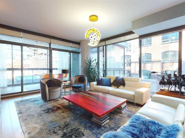 402 - 500 Wellington St W