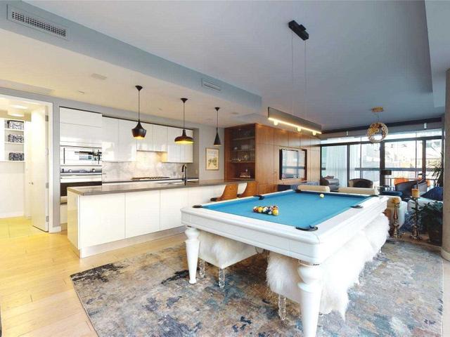 402 - 500 Wellington St W