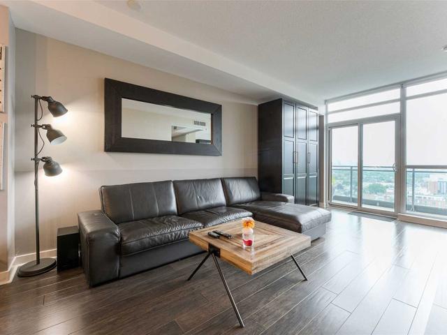 1805 - 1171 Queen St W