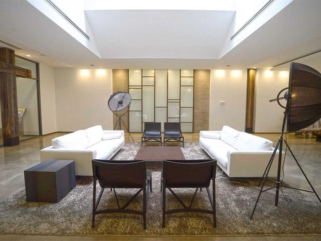 813 - 1030 King St W